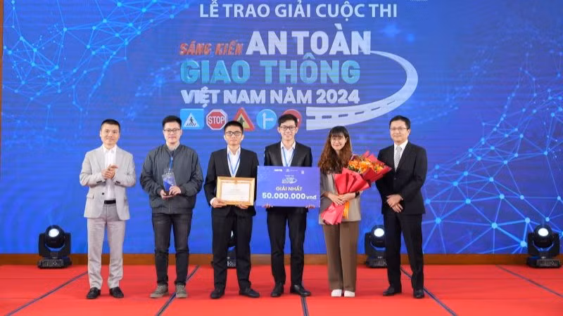 Ban tổ chức trao giải nhất cho nhóm tác giải với tác phẩm "Camera xử phạt vi phạm và phân tích giao thông thông minh". Ban tổ chức trao giải nhất cho nhóm tác giải với tác phẩm "Camera xử phạt vi phạm và phân tích giao thông thông minh".