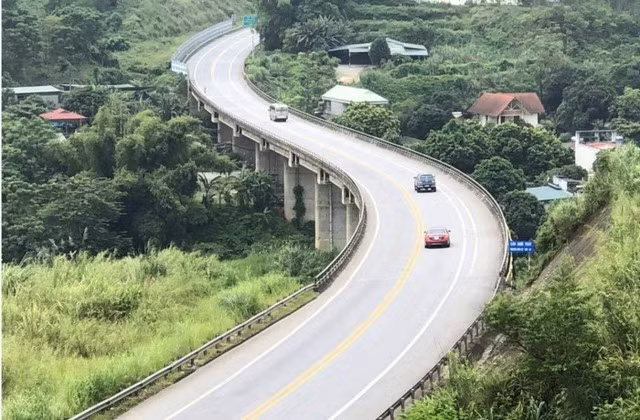 Gói thầu đi qua địa bàn đồi núi, có thể tận dụng đất đào để đắp nền, giảm thiểu áp lực nguồn cung vật liệu.