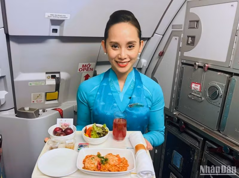 Vietnam Airlines phục vụ các món ăn, thức uống từ mận hậu Sơn La trên nhiều đường bay nội địa và quốc tế từ ngày 8 đến 15/6/2024.