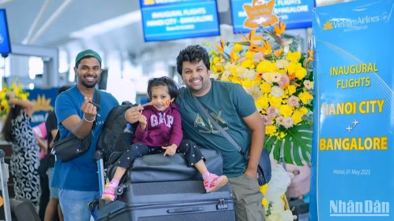 Hành khách vui mừng được bay trên chuyến bay thẳng kết nối Hà Nội với Bengaluru.