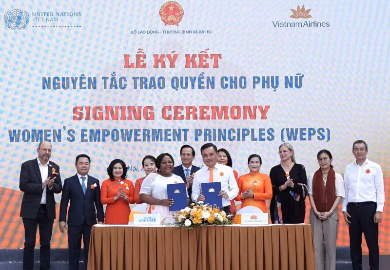 Ông Lê Đức Cảnh, Phó Tổng Giám đốc, Trưởng Ban Vì sự tiến bộ phụ nữ Tổng Công ty Hàng không Việt Nam và bà Caroline Nyamayemombe, Quyền trưởng đại diện UN Women ký cam kết tham gia các hoạt động nguyên tắc trao quyền cho phụ nữ. Ông Lê Đức Cảnh, Phó Tổng Giám đốc, Trưởng Ban Vì sự tiến bộ phụ nữ Tổng Công ty Hàng không Việt Nam và bà Caroline Nyamayemombe, Quyền trưởng đại diện UN Women ký cam kết tham gia các hoạt động nguyên tắc trao quyền cho phụ nữ.