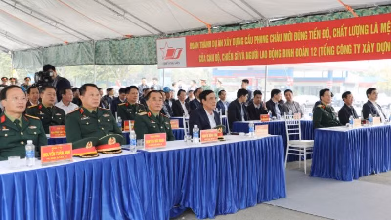 Các đại biểu tham dự khởi công cầu Phong Châu mới.