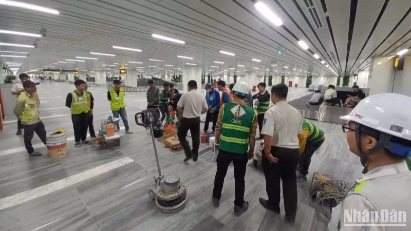 Các nhà thầu huy động lực lượng, tranh thủ thi công lát nền đá nhà ga T3 Tân Sơn Nhất trong điều kiện ban đêm, khi các chuyến bay ngừng hoạt động.