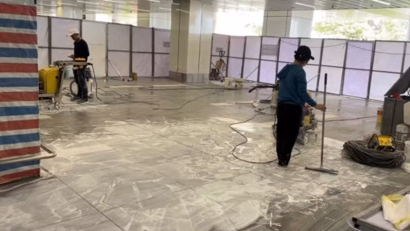 Nhà ga T3 đi vào khai thác, song một số hạng mục vẫn chưa hoàn thiện, nhất là khâu lát nền đá.