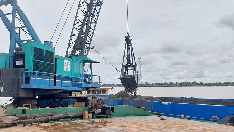 Khai thác cát phục vụ thi công đường cao tốc Cần Thơ-Cà Mau.