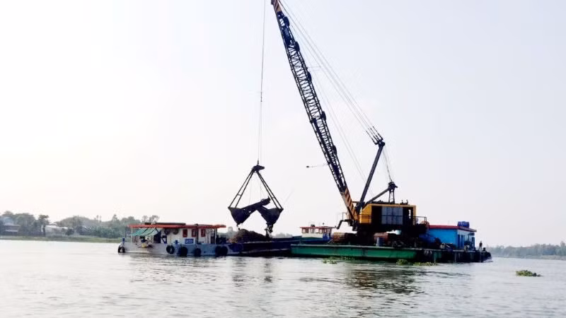 Khai thác vật liệu cát trên sông Hậu, phục vụ các dự án giao thông trọng điểm. Khai thác vật liệu cát trên sông Hậu, phục vụ các dự án giao thông trọng điểm.