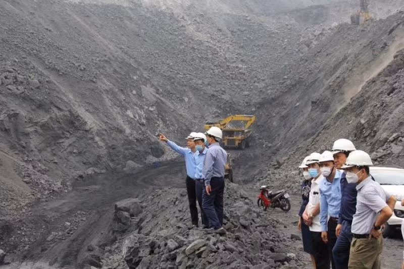 Lãnh đạo ngành than kiểm tra khai trường sản xuất lộ thiên Công ty Than Hà Tu.