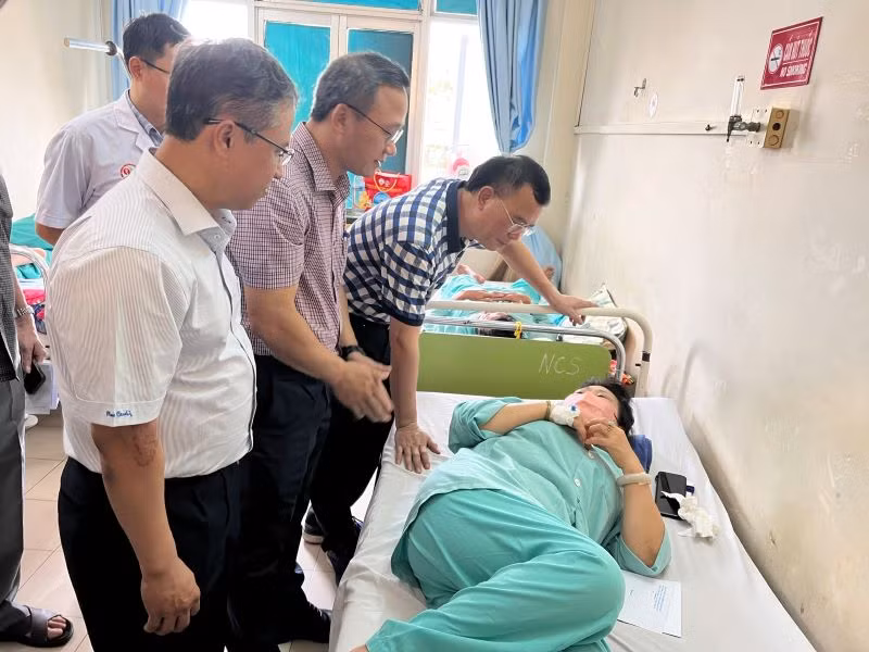 Đoàn công tác Ủy ban An toàn giao thông quốc gia thăm hỏi nạn nhân.