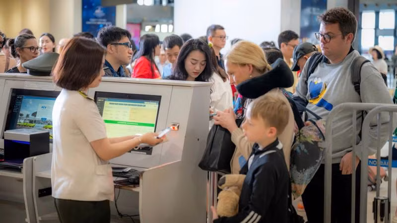 Hành khách bay các chuyến nội địa của Vietnam Airlines và Vietjet tại Nội Bài có thể sử dụng sinh trắc học để qua cửa an ninh và lên tàu bay.