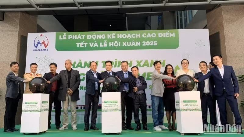 Các đại biểu nhấn nút phát động “Kế hoạch cao điểm Tết và Lễ hội Xuân 2025” với chủ đề “Hành trình xanh cùng Hà Nội Metro”.