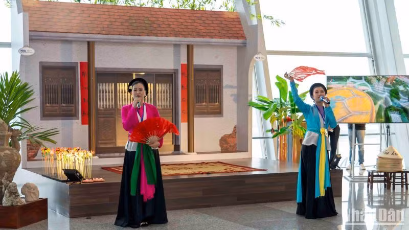 Các nghệ sĩ biểu diễn hát chèo tại Tuần lễ văn hóa "Hương sắc Hà Nội".