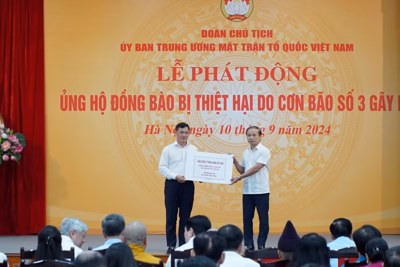 Chủ tịch Công đoàn Vietnam Airlines trao quà ủng hộ bước đầu 300 triệu đồng cho đồng bào thông qua Ủy ban Trung ương Mặt trận Tổ quốc Việt Nam.