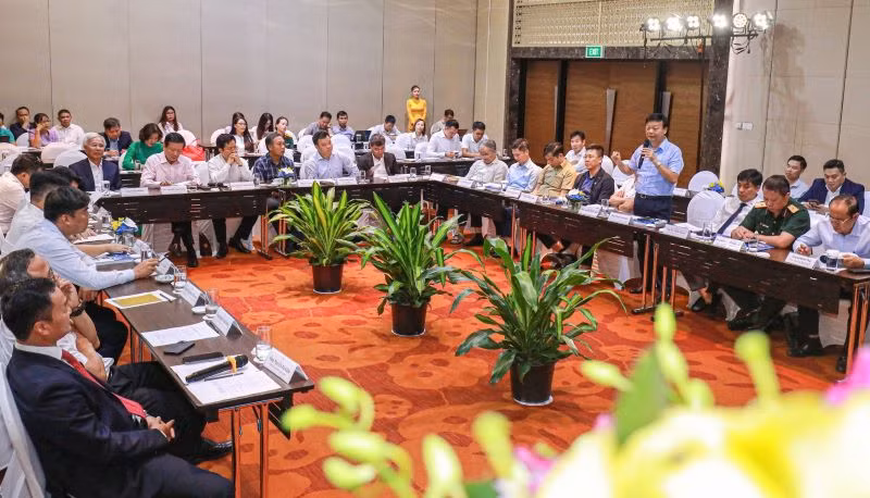 Các đại biểu tham luận tại Tọa đàm “Doanh nghiệp ngành giao thông vận tải với sự nghiệp phát triển kết cấu hạ tầng giao thông và hội nhập quốc tế”.