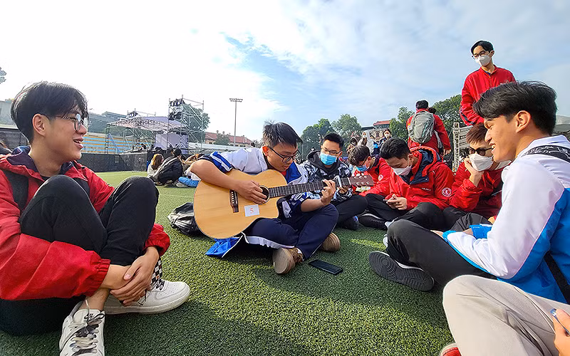 Học sinh, sinh viên sôi nổi tham gia Ngày hội từ sáng sớm. (Ảnh: Linh Phan)