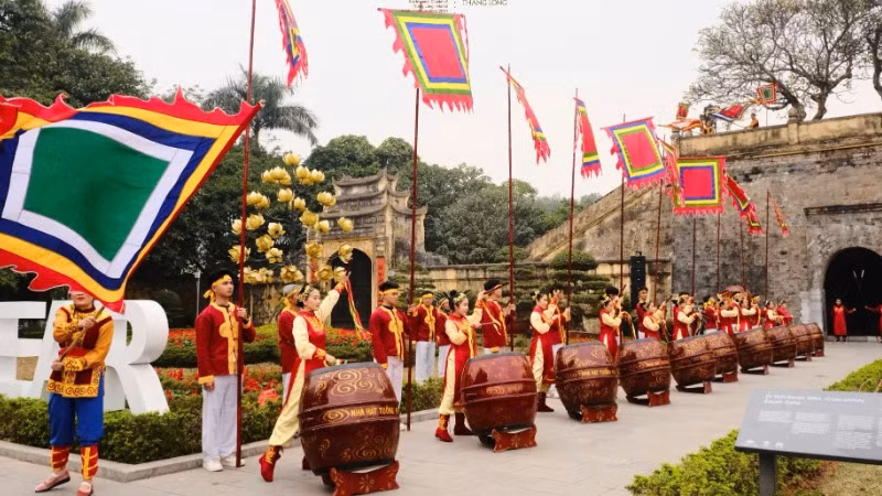 Hoàng thành Thăng Long rực rỡ sắc xuân trong những ngày Tết.