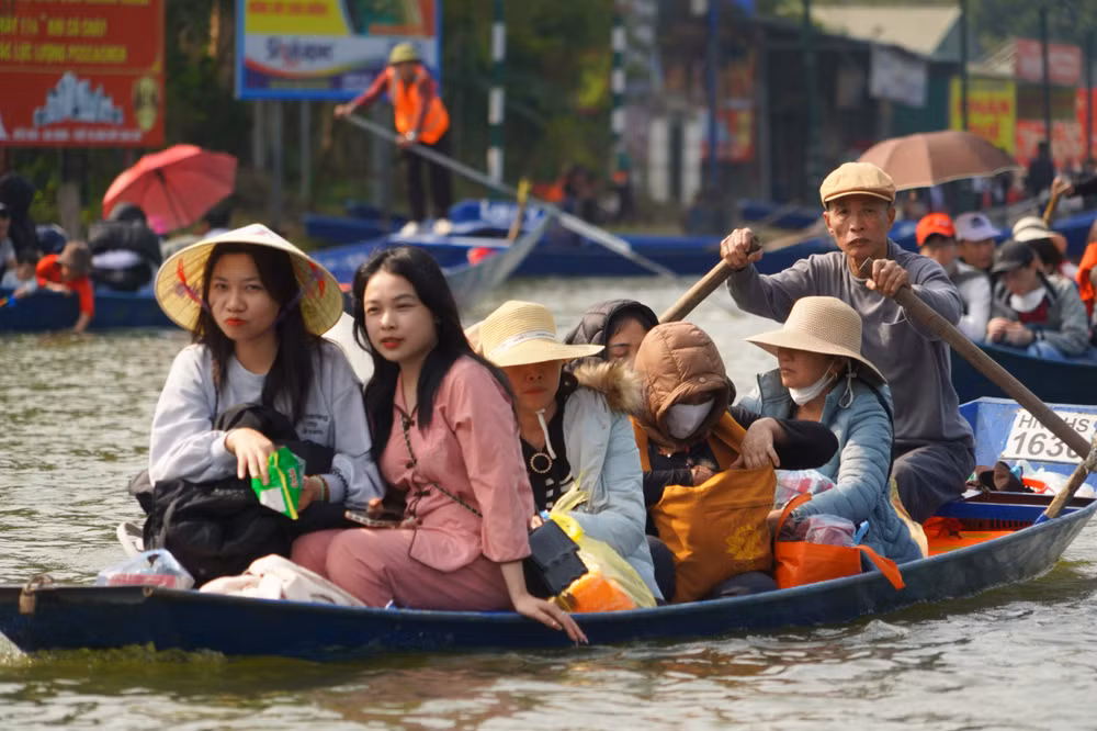 Chùa Hương thu hút đông khách chiêm bái. Chùa Hương thu hút đông khách chiêm bái.