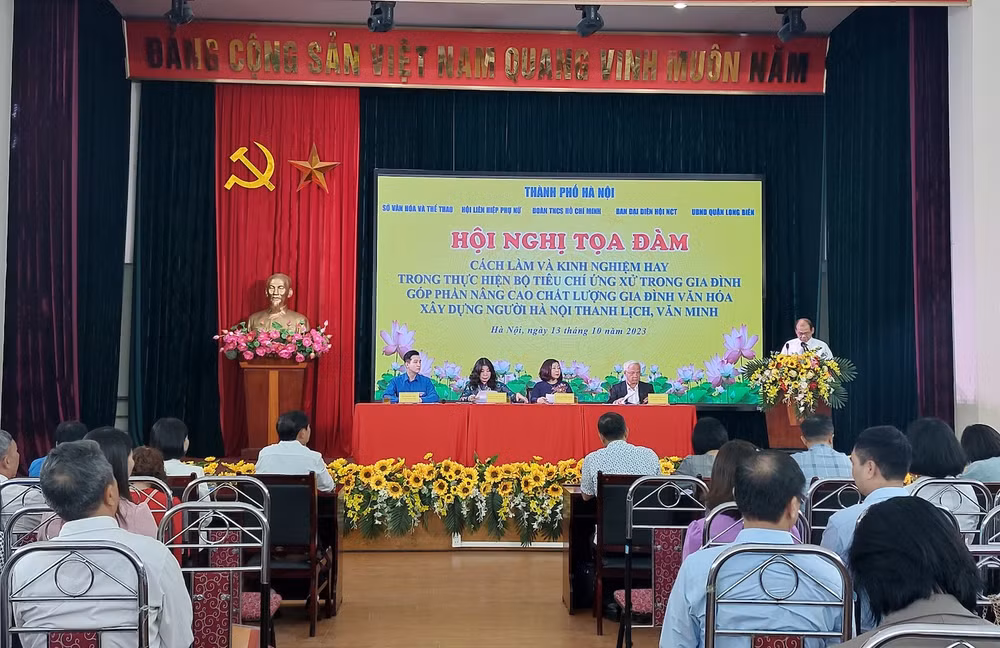 Các đại biểu chia sẻ kinh nghiệm về xây dựng văn hoá gia đình tại Hội nghị.