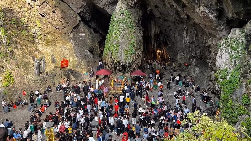 Động Hương Tích, một trong những địa chỉ hấp dẫn khách thập phương nhất tại chùa Hương. Động Hương Tích, một trong những địa chỉ hấp dẫn khách thập phương nhất tại chùa Hương.