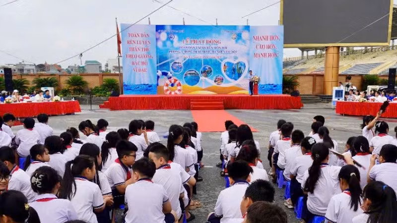Các em học sinh được trang bị kiến thức về phòng, chống đuối nước khi hè về. 