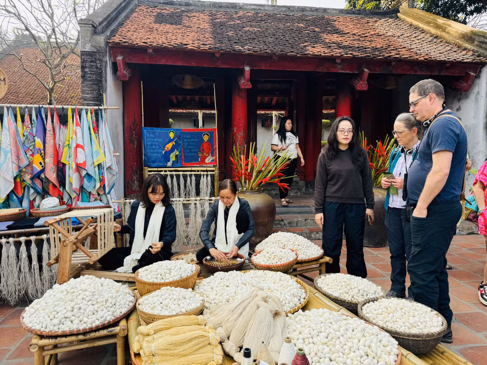 Khách du lịch quốc tế hào hứng tham quan các hoạt động trong chương trình. Khách du lịch quốc tế hào hứng tham quan các hoạt động trong chương trình.