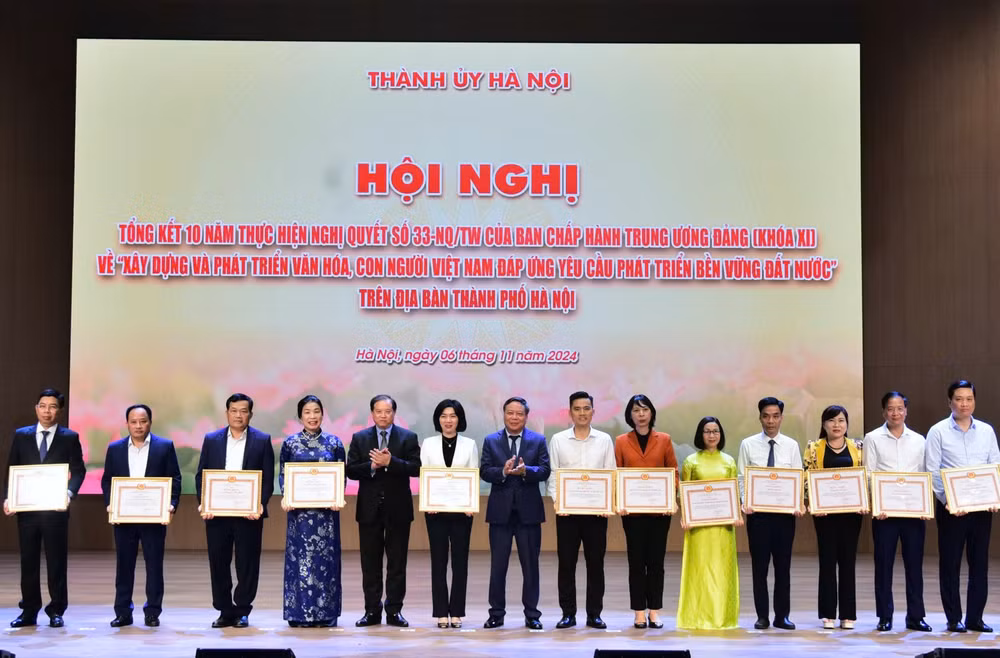 Phó Bí thư Thành ủy Nguyễn Văn Phong tuyên dương những tập thể, cá nhân có thành tích xuất sắc trong thực hiện Nghị quyết 33-NQ/TW.
