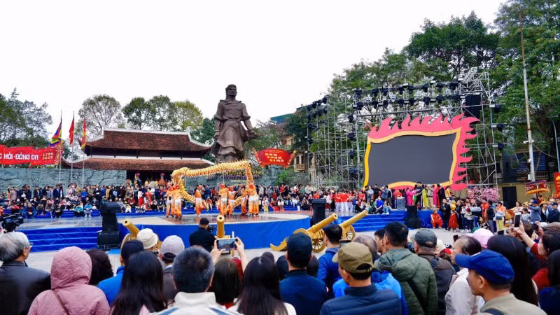 Lễ hội còn có nhiều hoạt động văn hoá, nghệ thuật hấp dẫn. Lễ hội còn có nhiều hoạt động văn hoá, nghệ thuật hấp dẫn.