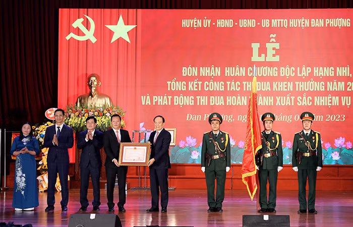 Lãnh đạo huyện Đan Phượng nhận Huân chương Độc lập hạng Nhì từ Chủ tịch Hội đồng nhân dân thành phố Hà Nội Nguyễn Ngọc Tuấn.