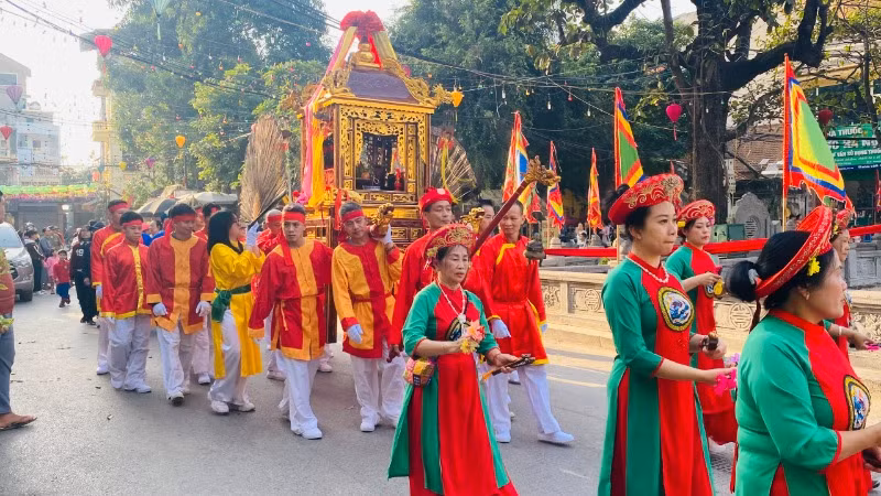Lễ rước tôn vinh tổ nghề thu hút sự quan tâm của đông đảo du khách.