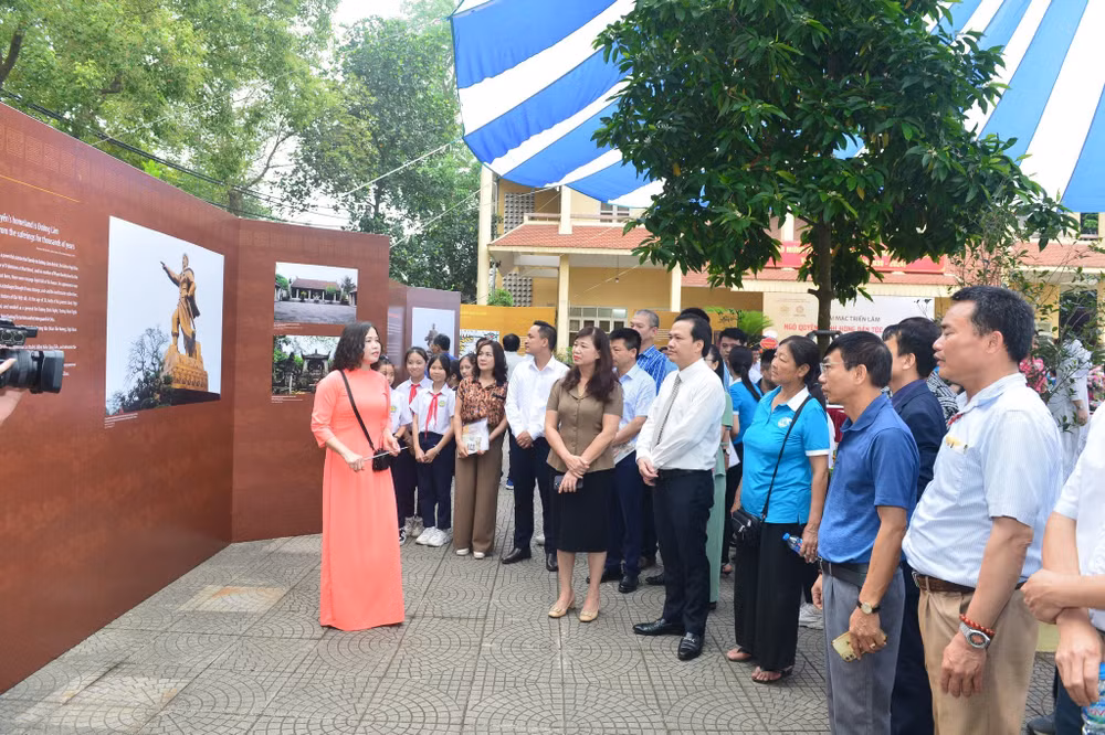 Công chúng tìm hiểu về sự nghiệp của Anh hùng dân tộc Ngô Quyền.