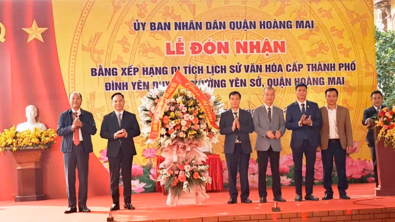 Nhân dân phường Yên Sở, quận Hoàng Mai phấn khởi khi di tích đình Yên Duyên được công nhận là Di tích cấp thành phố.