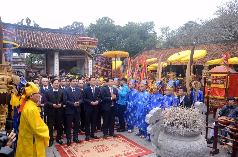 Dâng hương tưởng nhớ An Dương Vương tại Lễ hội Cổ Loa, Xuân Quý Mão 2023. Dâng hương tưởng nhớ An Dương Vương tại Lễ hội Cổ Loa, Xuân Quý Mão 2023.