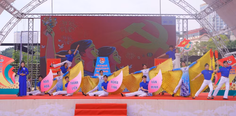 Việc tuyên truyền Quy tắc ứng xử được thể hiện sinh động dưới hình thức sân khấu hoá. Việc tuyên truyền Quy tắc ứng xử được thể hiện sinh động dưới hình thức sân khấu hoá.