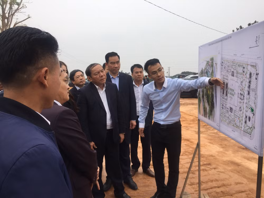 Bộ trưởng Văn hóa, Thể thao và Du lịch Nguyễn Văn Hùng nghe giới thiệu về dự án Khu lưu niệm danh nhân Nguyễn Trãi tại xã Nhị Khê, huyện Thường Tín, Hà Nội.