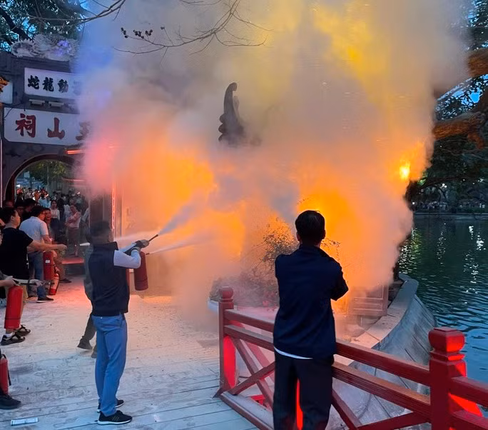 Dập đám cháy gần đền Ngọc Sơn.