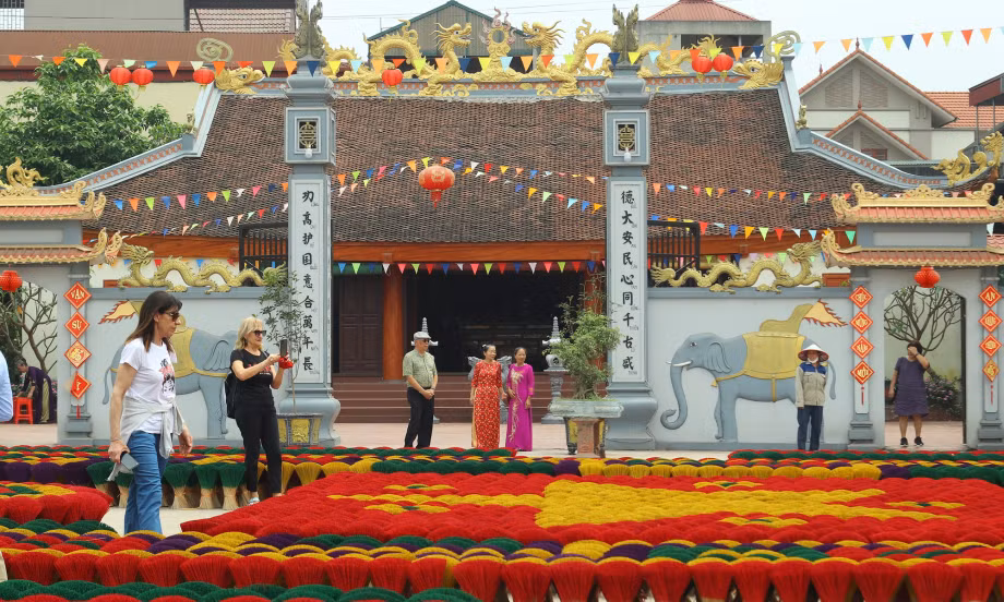 Khách du lịch đến thăm làng hương Quảng Phú Cầu (huyện Ứng Hòa, Hà Nội).