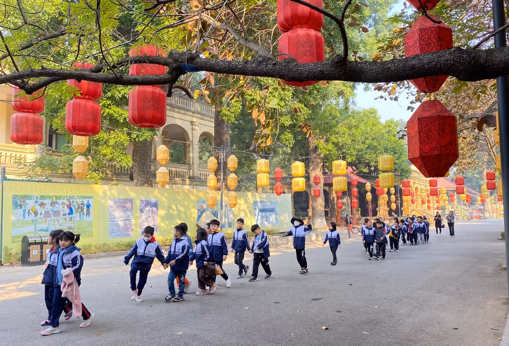 Các em học sinh tham quan, trải nghiệm tại Hoàng thành Thăng Long.