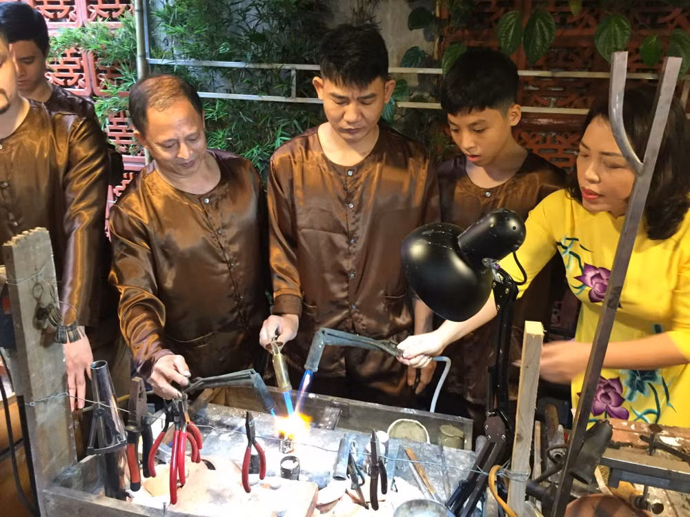 Trình diễn kỹ thuật làm nghề kim hoàn tại đình Kim Ngân.