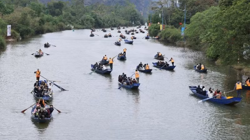 Chùa Hương mùa lễ hội - một trong những điểm du lịch tâm linh hấp dẫn nhất của Hà Nội dịp đầu xuân.