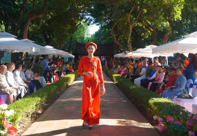 Giới thiệu nét đẹp áo dài trong khuôn khổ buổi họp báo. Giới thiệu nét đẹp áo dài trong khuôn khổ buổi họp báo.