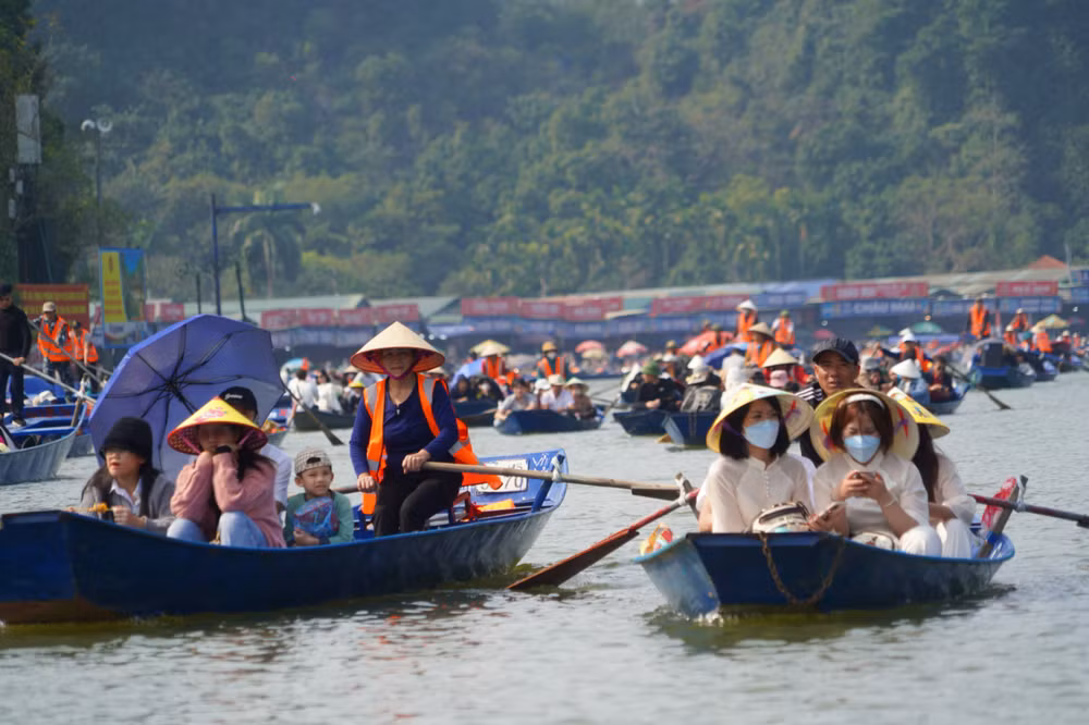 Dòng người trẩy hội chùa Hương xuân Giáp Thìn.