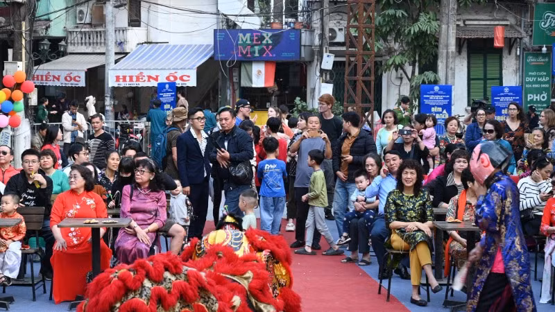 Hoạt động của phố đi bộ kết hợp ẩm thực đảo Ngọc-Ngũ Xã (quận Ba Đình) được coi là tiền đề để hình thành khu phát triển thương mại và văn hóa.