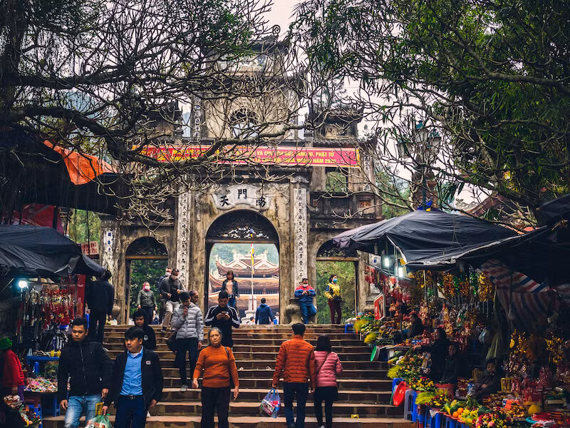 Lễ hội chùa Hương thu hút đông người tham gia và cũng tiềm ẩn nguy cơ phát sinh những vấn đề tiêu cực.