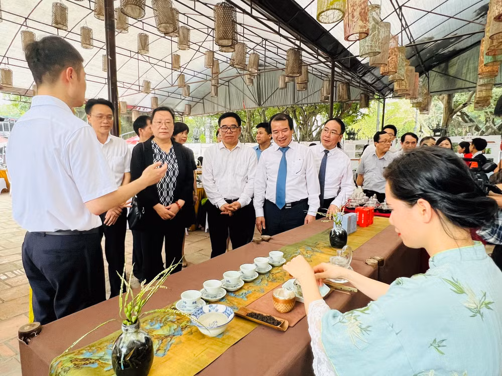 Các đại biểu nghe giới thiệu về nét đẹp văn hóa trà.