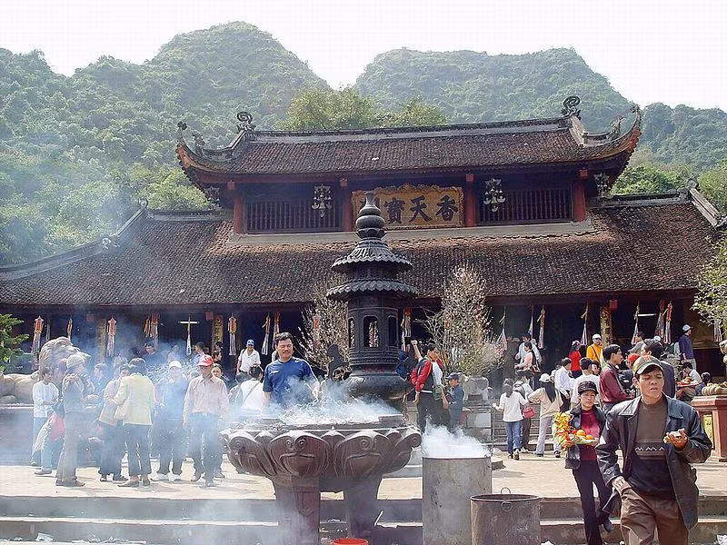 Thành phố Hà Nội nghiêm cấm công chức đi lễ trong giờ hành chính.