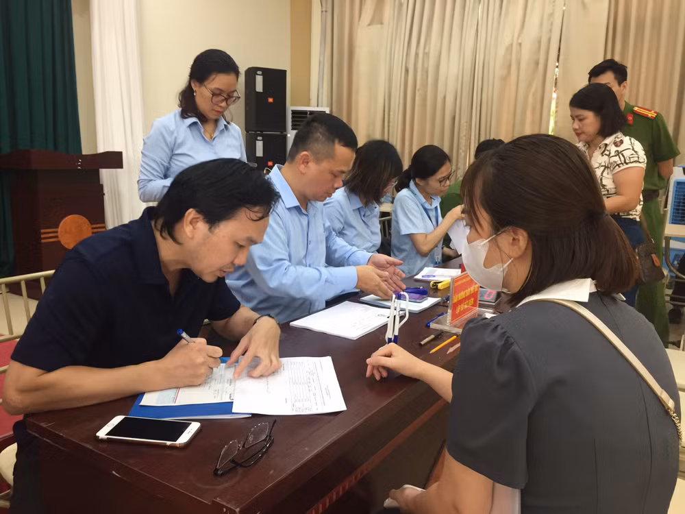 Các nạn nhân được hướng dẫn thủ tục nhận kinh phí hỗ trợ.