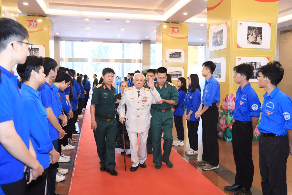 Những lão thành Cách mạng được tiếp đón trong niềm biết ơn sâu sắc của thế hệ trẻ Hà Nội.