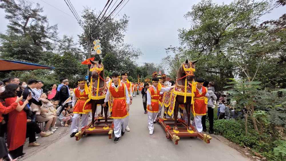 Lễ hội Cổ Loa diễn ra trong sự phấn khởi của người dân.