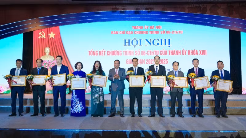 Phó Bí thư thường trực Thành ủy Hà Nội Nguyễn Văn Phong trao bằng khen cho các tập thể, cá nhân có thành tích trong triển khai Chương trình số 06-CTr/TU.
