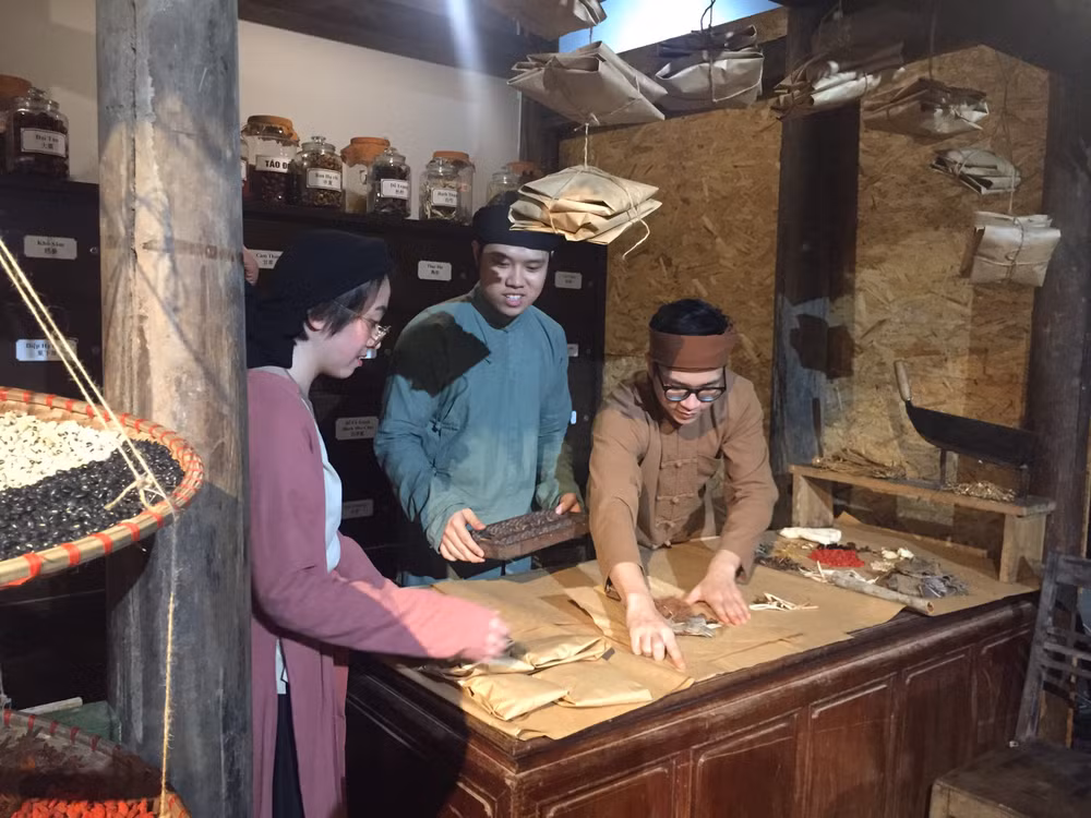 Giới thiệu nghề thuốc đông y trong khuôn khổ chương trình tôn vinh văn hoá truyền thống tại Phố cổ Hà Nội.
