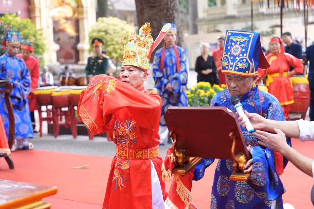 Nghi lễ dâng hương diễn ra trong không khí trang nghiêm.